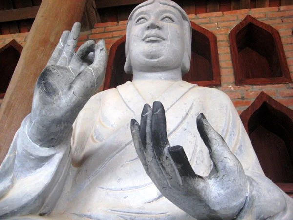 Tượng La hán bị hư hại